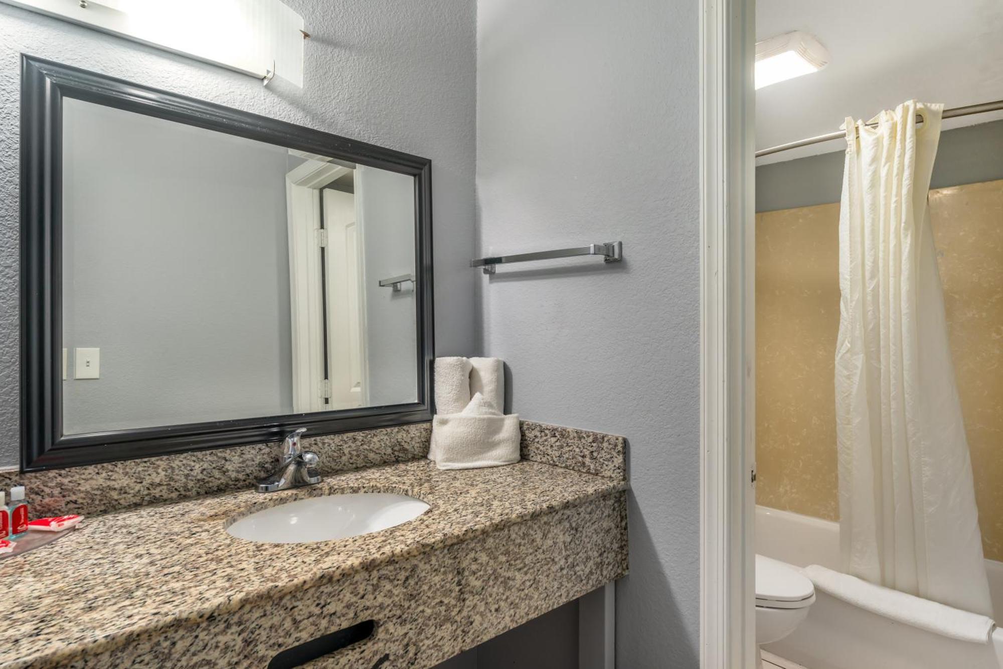 Econo Lodge Inn & Suites I-64 & Us 13 Virginia Beach Dış mekan fotoğraf